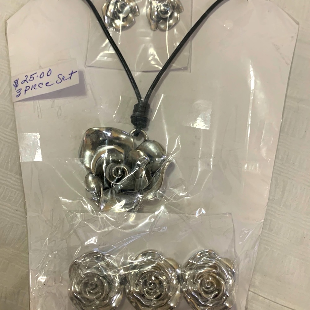 Beautiful 3piece necklace set